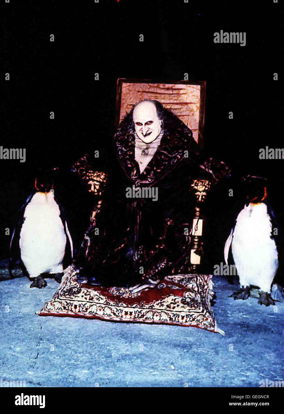 Danny DeVito   'Der Pinguin' (Danny DeVito), eine boesartige und deformierte Kreatur, setzt alles daran, um Gotham City zu vernichten. *** Local Caption *** 1992, Batman Returns, Batmans Rueckkehr Stock Photo