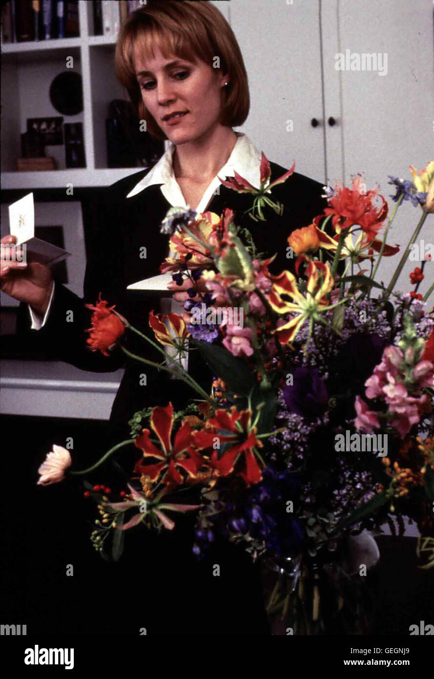 Mary Stuart Masterson   Lisa (Mary Stuart Masterson) arbeitet in einer Bank und hat wenig Zeit fürs Privatleben. Eines Tages bekommt sie Blumen von Unbekannt. *** Local Caption *** 1995, Bed Of Roses, Das Rosenbett Stock Photo