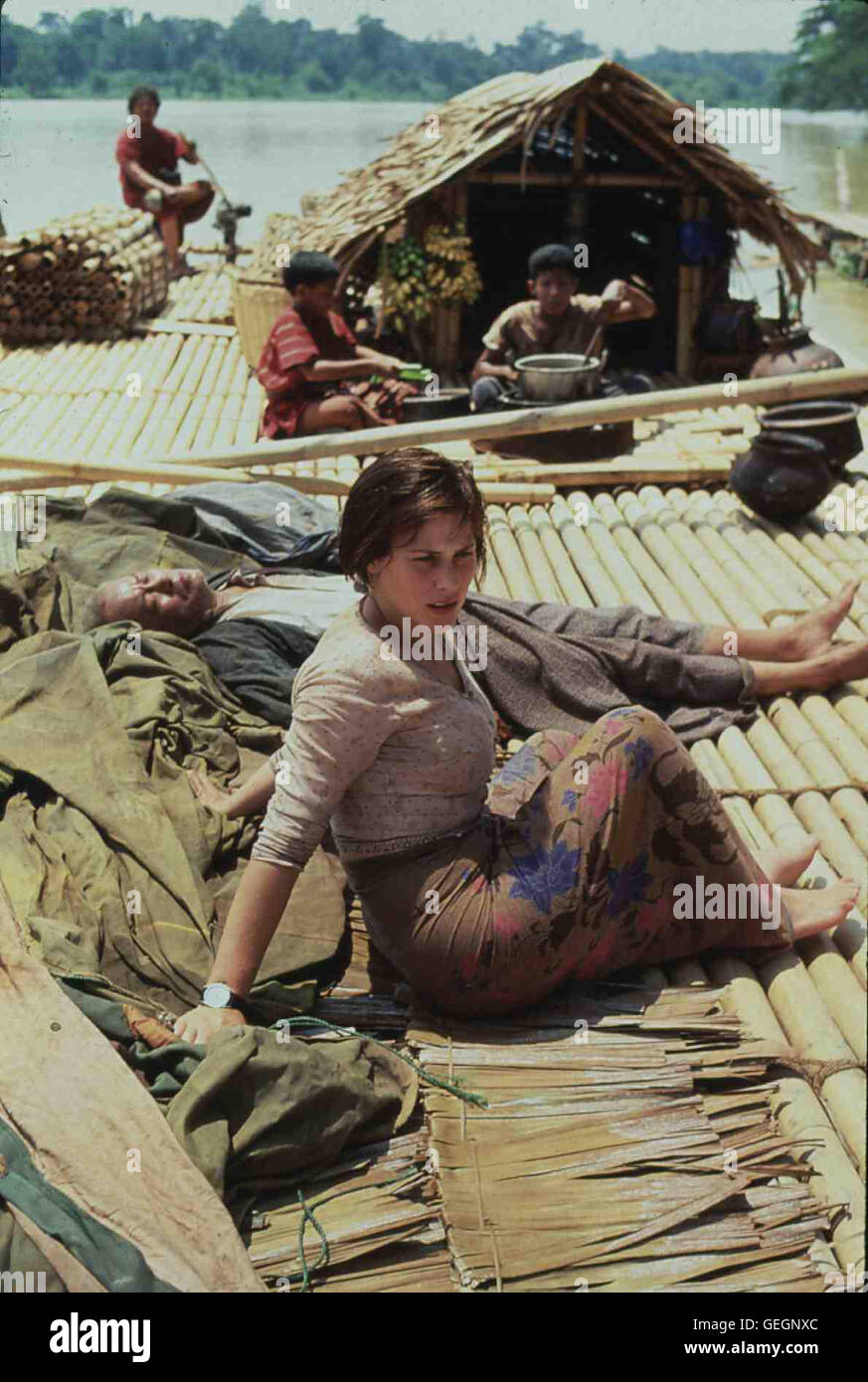 U Aung Ko, Patricia Arquette U Aung Ko (U Aung Ko) zeigt Laura Bowman (Patricia Arquette) das wahre Burma. *** Local Caption *** 1995, Beyond Rangoon, Rangoon - Im Herzen Des Sturms Stock Photo