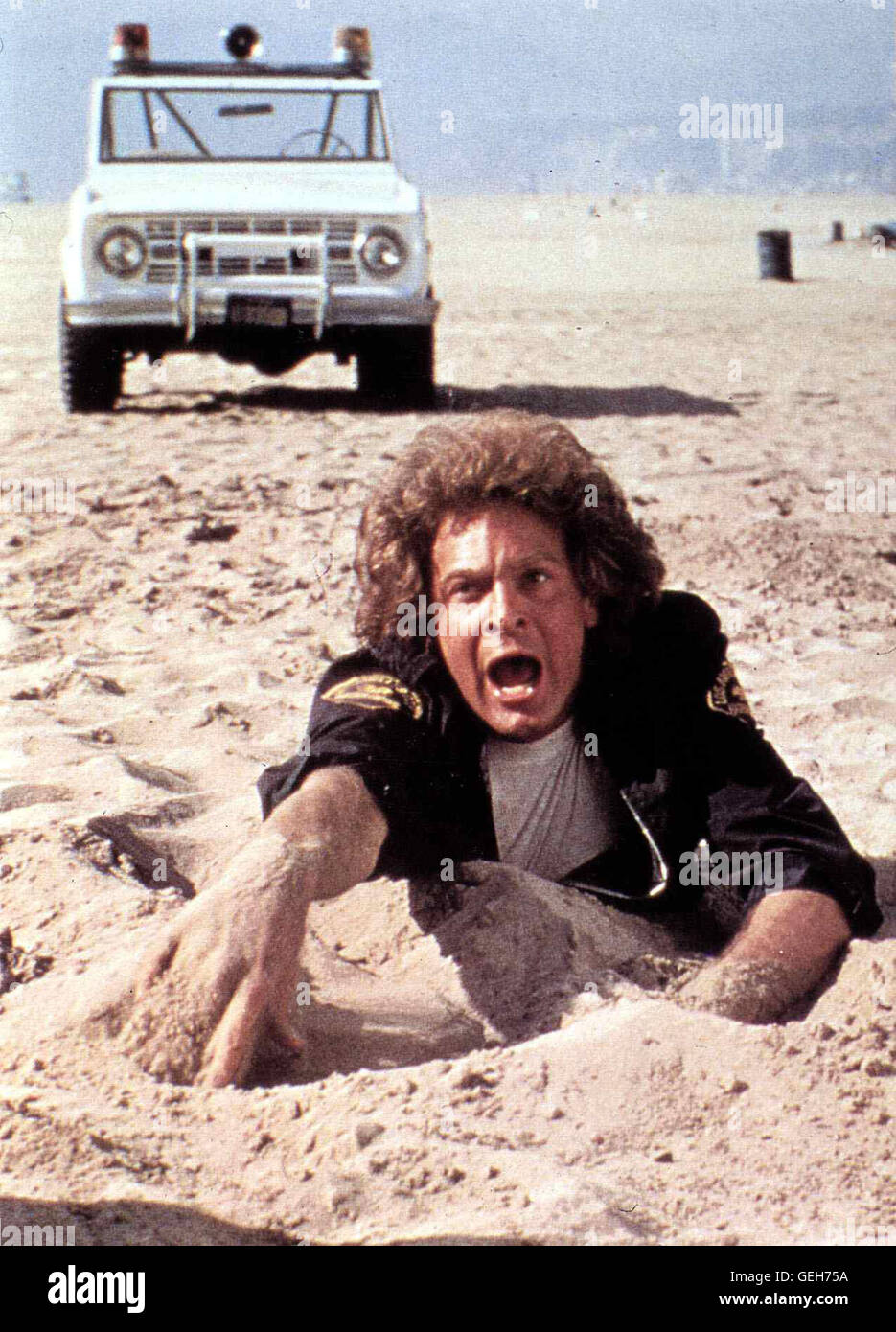 Darrell Fetty   Auf mysterioese Weise werden an einem kalifornischen Strand Menschen in die Tiefe gesogen und verschwinden am Strand. Auch Polizist Hoagy (Darrell Fetty) muss daran glauben. *** Local Caption *** 1981, Blood Beach, Blood Beach - Horror Am Strand Stock Photo