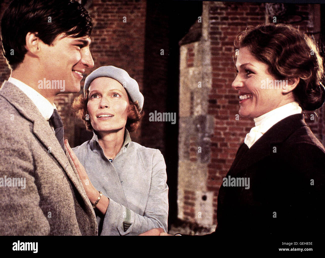 Simon MacCorkindale, Mia Farrow, Lois Chiles  Die kaprizioese Millionenerbin Linnet Ridgeway (Lois Chiles) spannt ihrer besten Freundin  Jacqueline de Bellefort (Mia Farrow) den Verlobten aus. Ihre Hochzeit mit dem verarmten Simon Doyle (Simon MacCorkinda Stock Photo