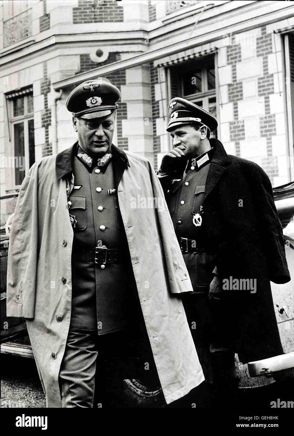 Curd Jürgens Generalluftzeugmeister Harras (Curd Jürgens,l) hat Probleme mit seinen neuen Stukatypen. Als trotz Protestes zwaelf Maschinen aus der Erprobung direkt an die Front gehen, zieht er die Konsequenzen... *** Local Caption *** 1954, Des Teufels General, Des Teufels General Stock Photo