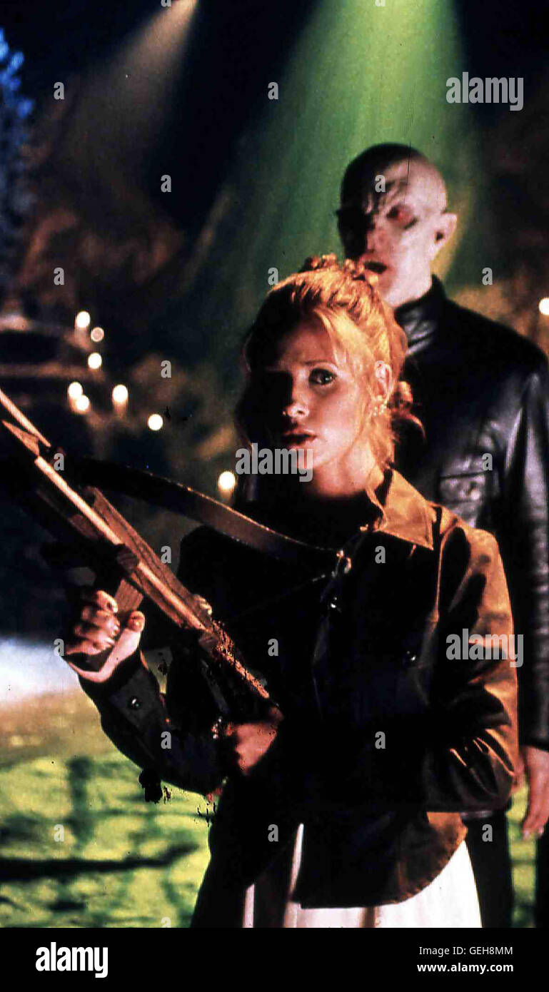 Sarah Michelle Gellar   Buffy Summers (Sarah Michelle Gellar) ist alles andere als ein einfaches Schulmaedchen: Im Auftrag einer hoeheren Macht bekaempft sie Vampire und Daemonen *** Local Caption *** 1996, 1990er, 1990s, Buffy The Vampire Slayer (Pilot), Stock Photo