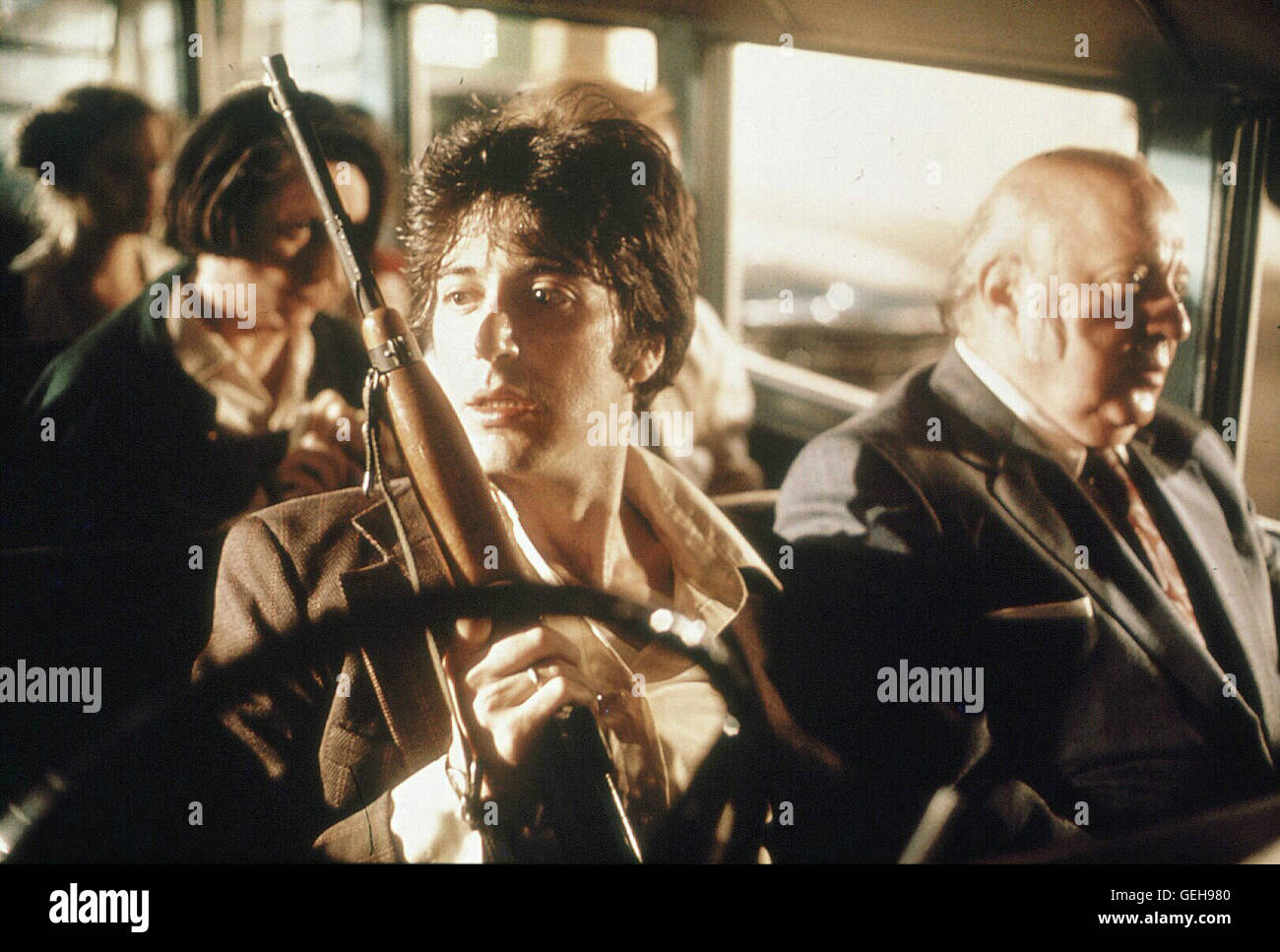 Al Pacino, Sully Boyar   Sonny (Al Pacino) mit Geisel (Sully Boyar)  *** Local Caption *** 1975, 1970er, 1970s, Dog Day Afternoon, Film, Gewehr, Waffe, gun, Hundstage Stock Photo