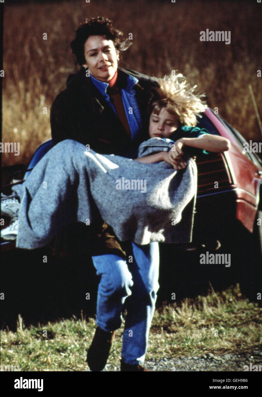 Shanna Reed, Keegan MacIntosh Mary Ann (Shanna Reed) versucht, Eric (Keegan MacIntosh) und sich selbst zu retten... *** Local Caption *** 1994, Don't Talk To Strangers, Pierce Brosnan: Undercover Affair Stock Photo