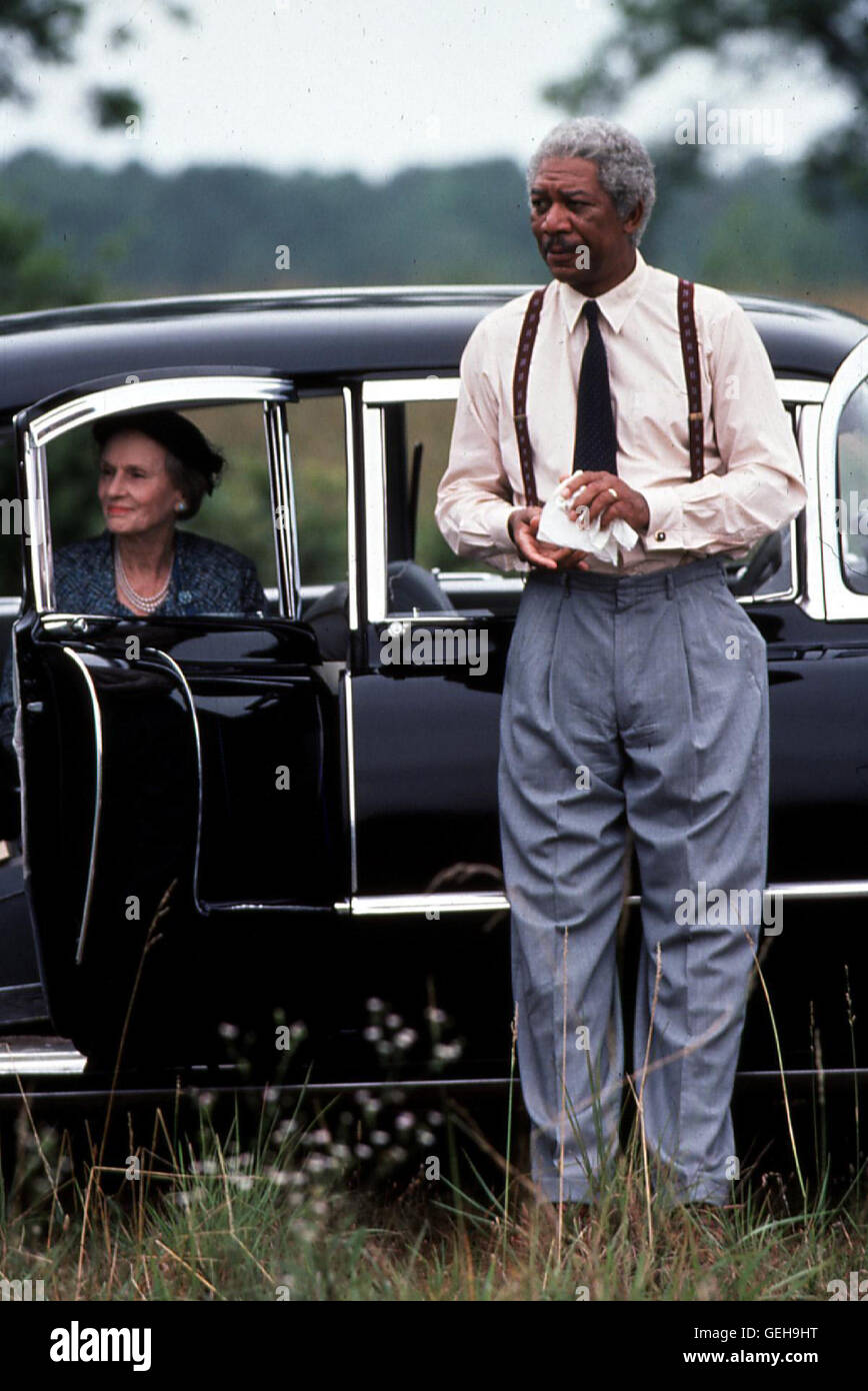 Jessica Tandy, Morgan Freeman Nahezu 25 Jahre dauert es, bis Miss Daisy (Jessica Tandy) begreift, dass Hoke (Morgan Freeman) ihr bester Freund geworden ist.  *** Local Caption *** 1989, Driving Miss Daisy, Miss Daisy Und Ihr Chauffeur Stock Photo