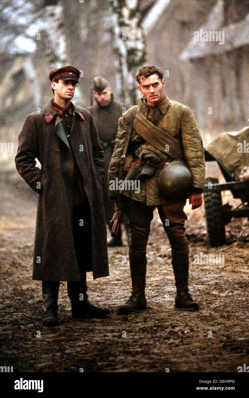 Danilov (Joseph Fiennes), Vassili (Jude Law) *** Local Caption *** 2000,  Duell - Enemy At The Gates, Duell - Enemy At The Gates Stock Photo - Alamy