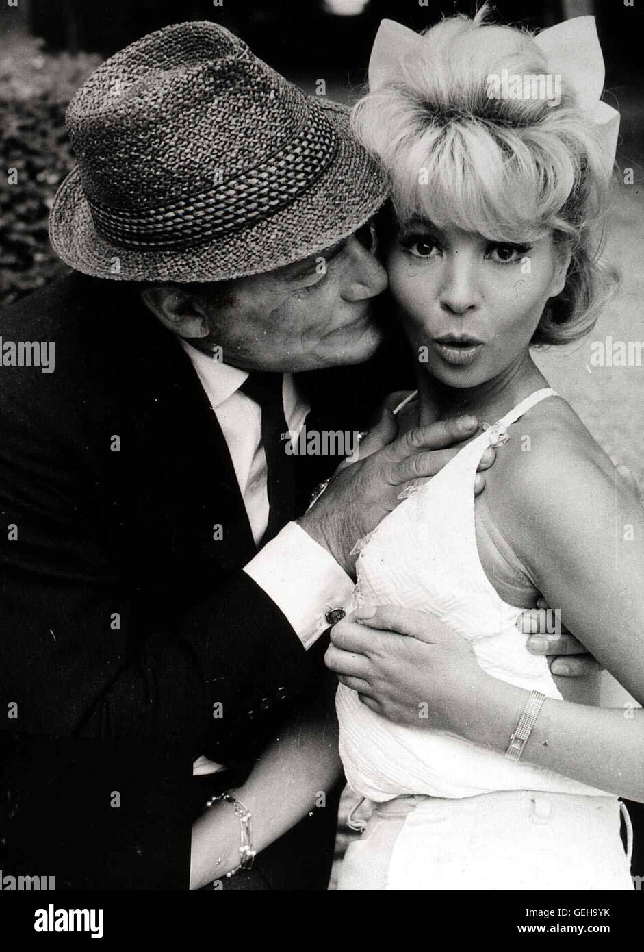 Eddie Constantine   Jeff Gordon (Eddie Constantine) ist einer Geldfaelscherbande auf der Spur. Dabei verliert er allerdings manchmal sein Ziel aus den Augen... *** Local Caption *** 1964, Ces Dames S'en Melent, Eddie, Blueten Und Blondienen Stock Photo