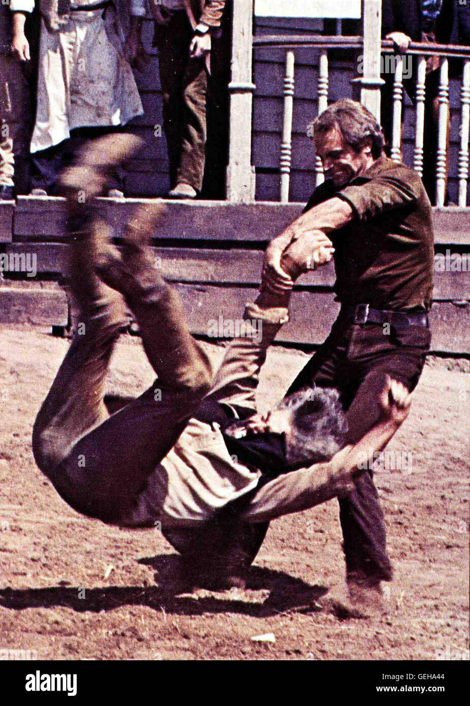 Terence Hill College-Absolvent Tom (Terence Hill,r) kann nicht nur mit Argumenten, sondern auch mit Faeusten umgehen. *** Local Caption *** 1972, E Poi Lo Chiamarono Il Magnifico, Verflucht, Verdammt Und Halleluja Stock Photo