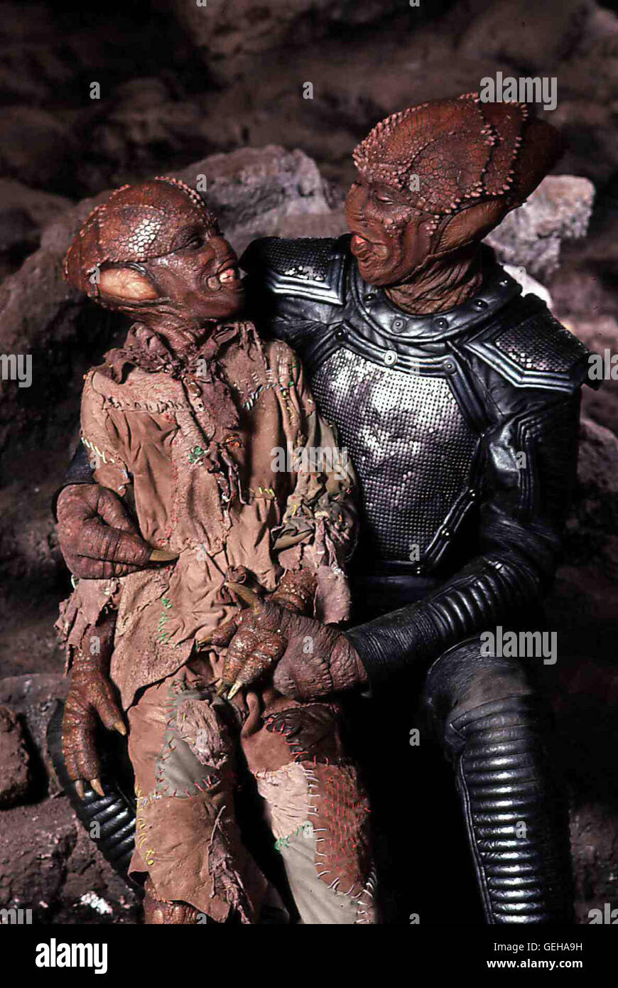 ?, Louis Gossett Jr.   Bei Drac (Louis Gossett Jr.,r) hat sich Nachwuchs eingestellt. *** Local Caption *** 1985, Enemy Mine, Enemy Mine - Geliebter Feind Stock Photo