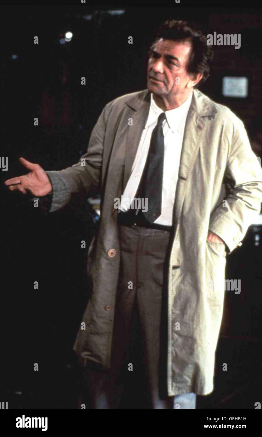 Peter Falk Inspektor Columbo (Peter Falk) steht vor einem Raetsel.... *** Local Caption *** 1989, Columbo: Murder In Malibu, Columbo: Niemand Stirbt Zweimal Stock Photo