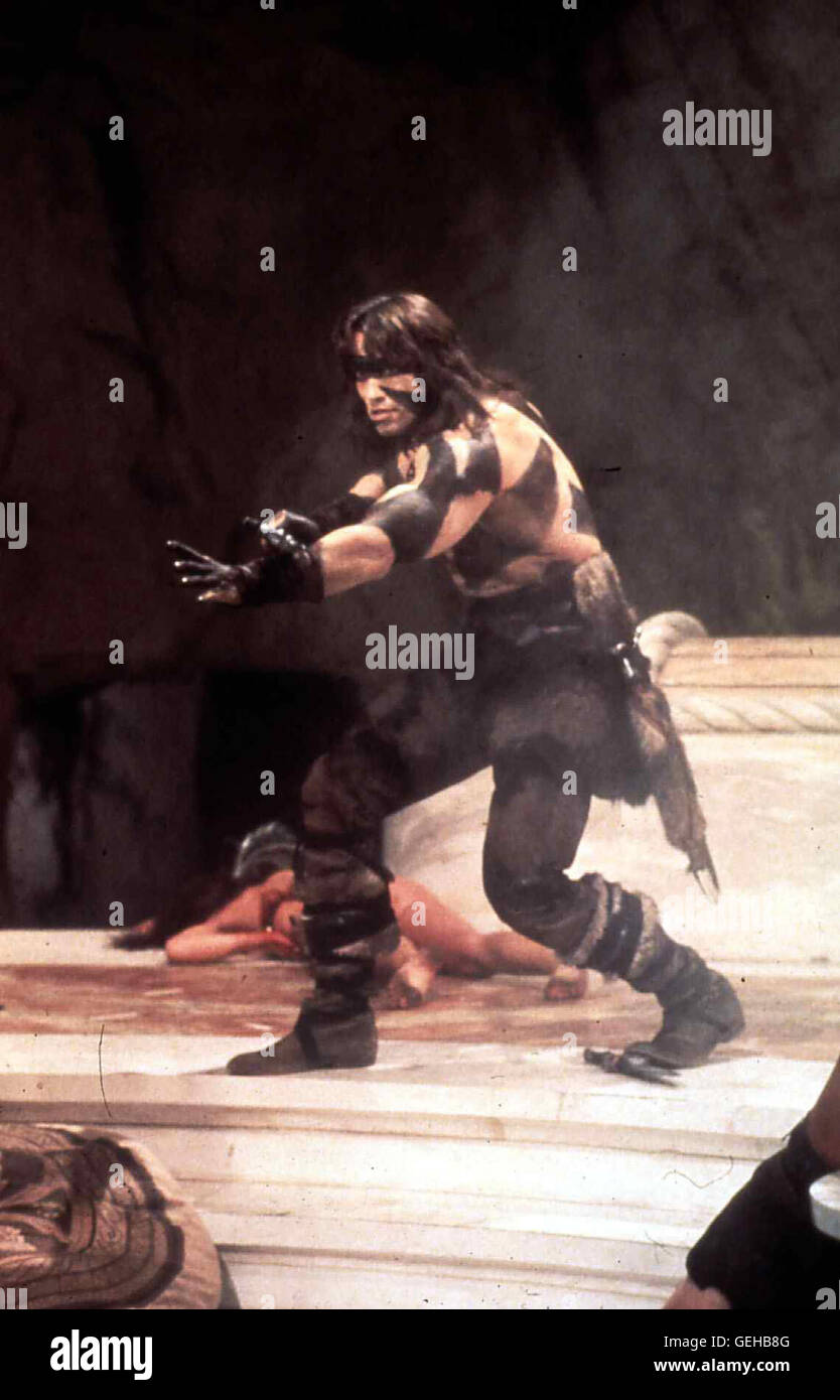 Arnold Schwarzenegger   Conan (Arnold Schwarzenegger) kaempft erbarmungslos gegen die Anhaenger des Schlangenkultes.. *** Local Caption *** 1982, Conan The Barbarian, Conan - Der Barbar Stock Photo