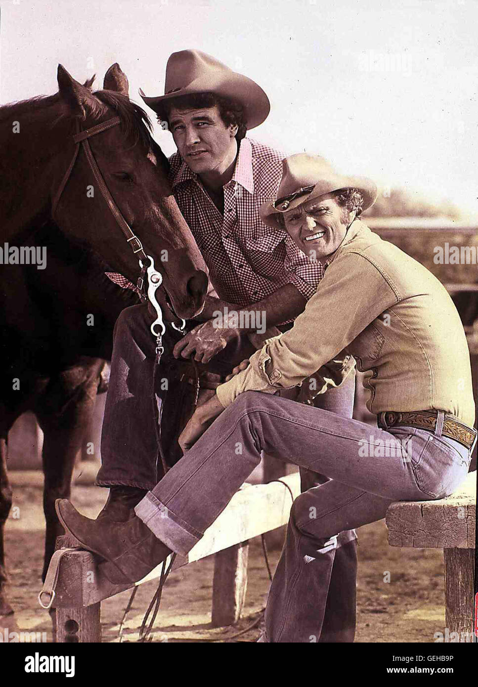 Die Cowboys (Geoffrey Scott, Jerry Reed) haben beim Würfelspiel eine Heissluftballon-Firma gewonnen. *** Local Caption *** 1979, Concrete Cowboys, Die Supertypen Stock Photo