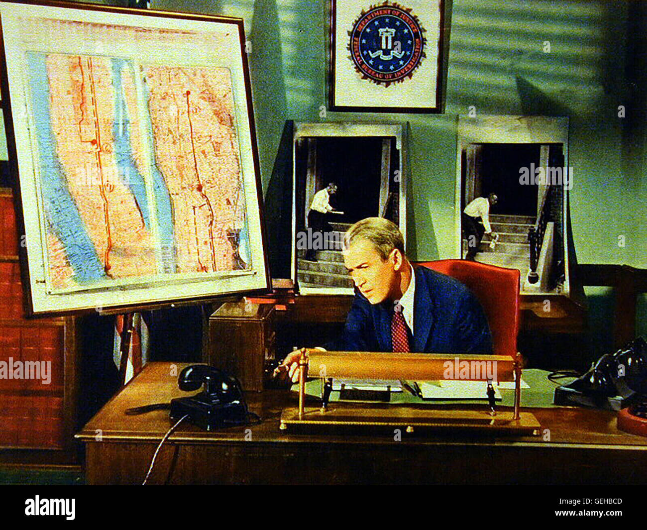James Stewart   Chip Hardesty (James Stewart) arbeitet in seinem neuen Buero in Washington beim FBI.  *** Local Caption *** 1959, Fbi Story, The, Geheimagent Des Fbi Stock Photo