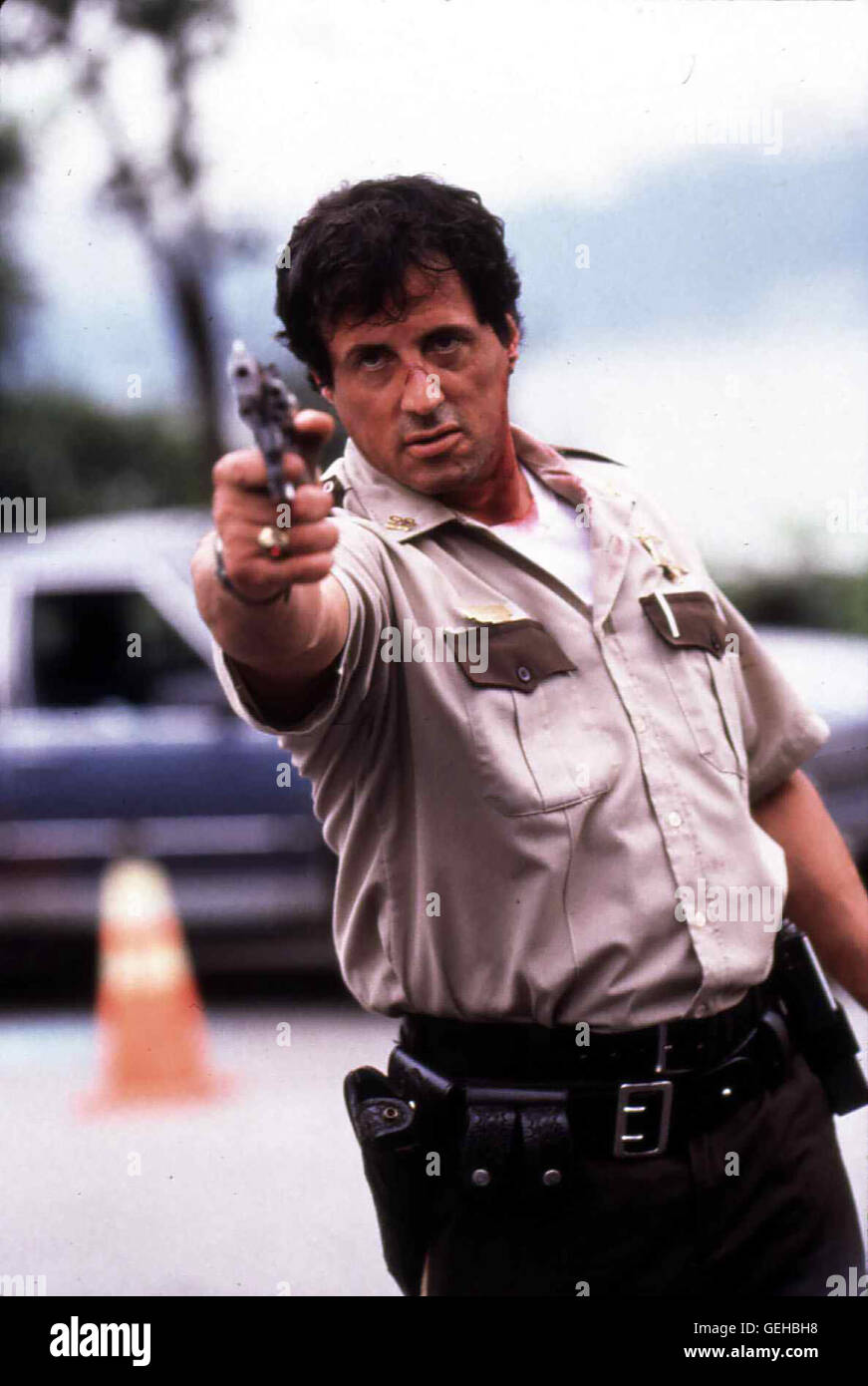 Sylvester Stallone Als Sheriff Freddy Heflin (Sylvester Stallone) mit sechzehn bei einer Rettungsaktion auf einer Seite das Gehoer verlor, waren seine Chancen, Cop beim NYPD zu werden, dahin. Trotzdem bleiben die New Yorker Kollegen Freddys grosse Vorbild Stock Photo