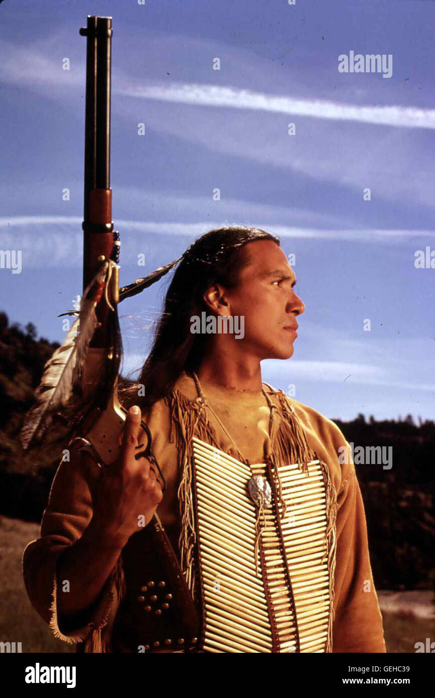Michael Greyeyes   Als Goldgraeber dann das Land der Indianer mit Hilfe von US-Truppen fuer sich einnehmen wollen, ruft Crazy Horse (Michael Greyeyes) sein Volk zum Kampf gegen die weissen Eindringlinge auf. *** Local Caption *** 1996, Crazy Horse, Crazy Stock Photo
