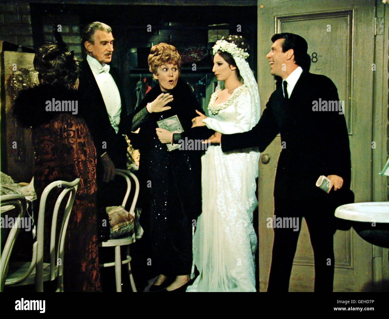 Mae Questel, Walter Pidgeon, Kay Medford, Barbra Streisand, Lee Allen Braut Fanny (Barbra Streisand) am Tage ihrer Hochzeit. *** Local Caption *** 1968, Funny Girl, Funny Girl Stock Photo
