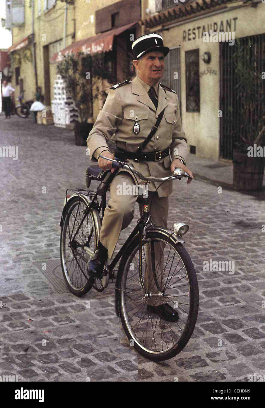 Le Gendarme et les Gendamettes  Louis De Funes Als die Politessen eine nach der anderen verschwindet, entwickelt Cruchot (Louis De Funes) einen raffinierten Plan, um den Entfuehrern auf die Schliche zu kommen. *** Local Caption *** 1982, 1980er, 1980s, Fi Stock Photo