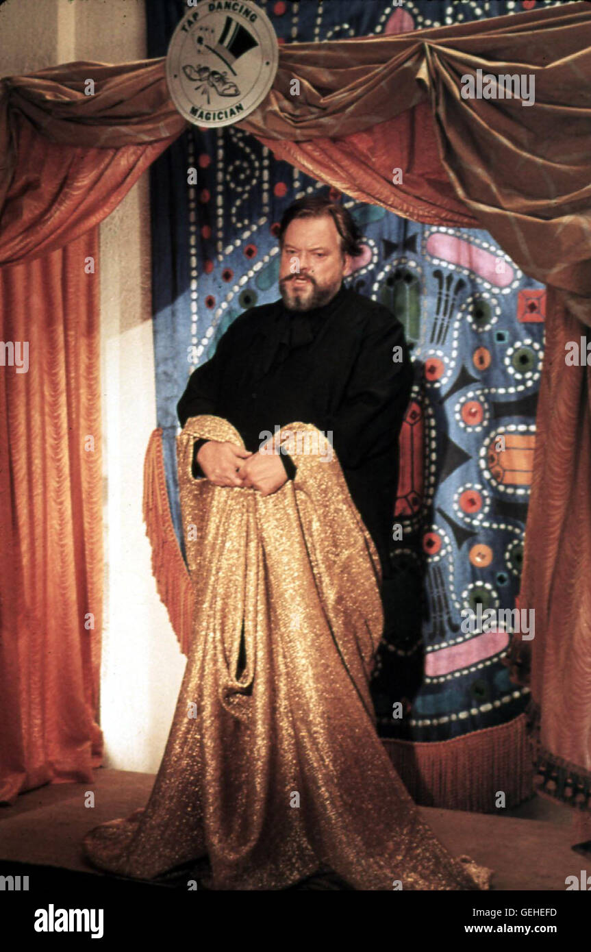 Orson Welles Beeman wird Mitglied in Mr. Delasandros (Orson Welles) 'Schule der Magie'. Hier wird nicht nur gezaubert, sondern gleichzeitig gesteppt. *** Local Caption *** 1972, Get To Know Your Rabbit, Hilfe, Ich Habe Erfolg Stock Photo