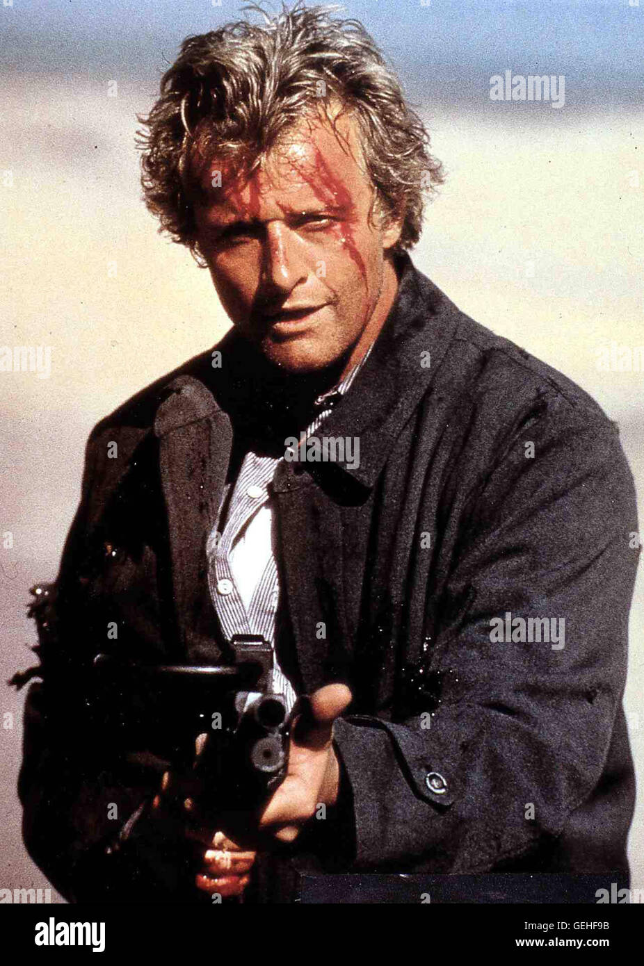 Rutger Hauer In der texanischen Wueste verfolgt der paranoide Massenmoerder John Ryder (Rutger Hauer) den jungen Autofahrer Jim. *** Local Caption *** 1985, Hitcher, The, Hitcher - Der Highwaykiller Stock Photo