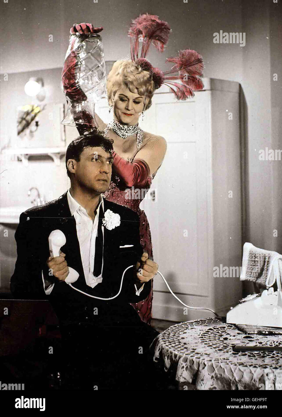 Peter Alexander, Marika Rökk Dr. Ulrich Hansen (Peter Alexander) will mit seiner Verlobten telefonieren, aber Ilonka (Marika Rökk) kann das verhindern. *** Local Caption *** 1962, Hochzeitsnacht Im Paradies, Hochzeitsnacht Im Paradies Stock Photo