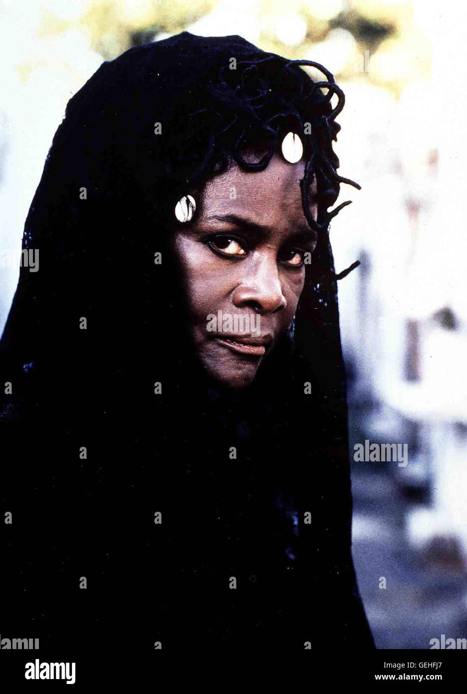 Cicely Tyson Nachdem die beiden Frauen ihren Plan ausgefuehrt haben, brauchen sie die Hilfe von Evangeline (Cicely Tyson), einer Voodoo-Priesterin...   *** Local Caption *** 1993, House Of Secrets, Voodoo Killer Stock Photo