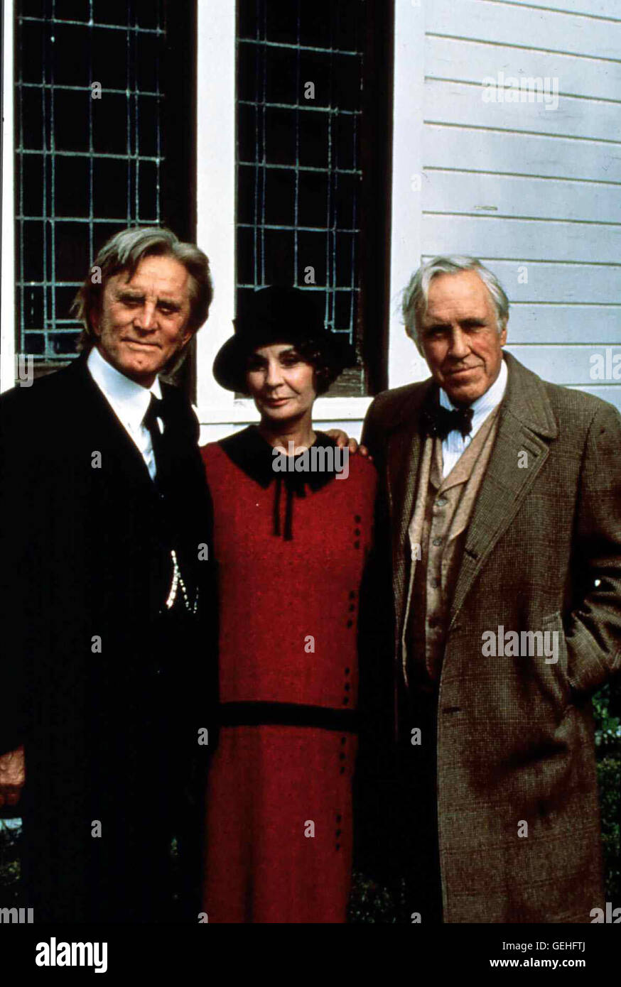 Kirk Douglas, Jean Simmon, Jason Robards  Matthew H. Brady (Kirk Douglas,l) und seine Frau Lucy (Jean Simmon) kommen nach Tennessee, wo Henry Drummond (Jason Robards) einen Schullehrer verteidigen soll. *** Local Caption *** 1988, Inherit The Wind, Der Br Stock Photo