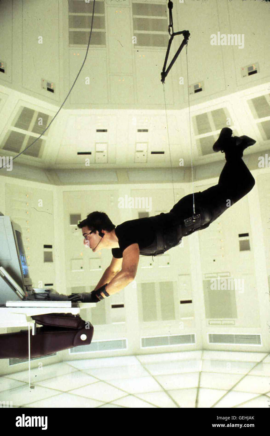 Tom Cruise   Auf der Suche nach dem Moerder stoesst Hunt (Tom Cruise) auf die mysterioese Max. Sie will ihm die Taeter nennen, wenn er ihr die Agentenliste, die in einem Computer des CIA-Hauptquartiers abgespeichert ist, besorgt. *** Local Caption *** 199 Stock Photo