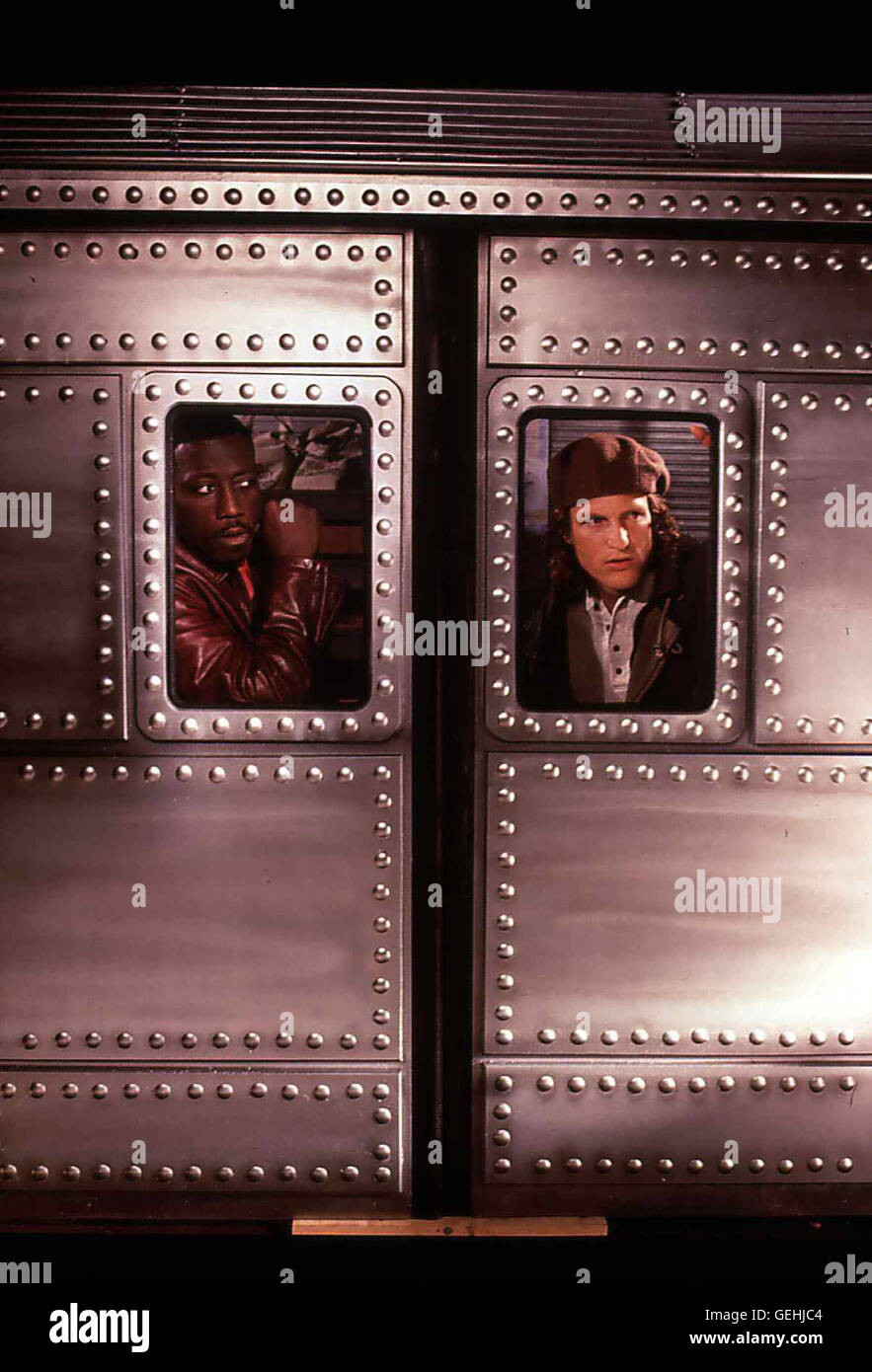 Wesley Snipes, Woody Harrelson   Um ihrem Ziel naeher zu kommen, lassen sich John (Wesley Snipes) und Charlie (Woody Harrelson) als Sicherheitsbeamte bei der Untergrundbahn einstellen. *** Local Caption *** 1995, Money Train, Money Train Stock Photo