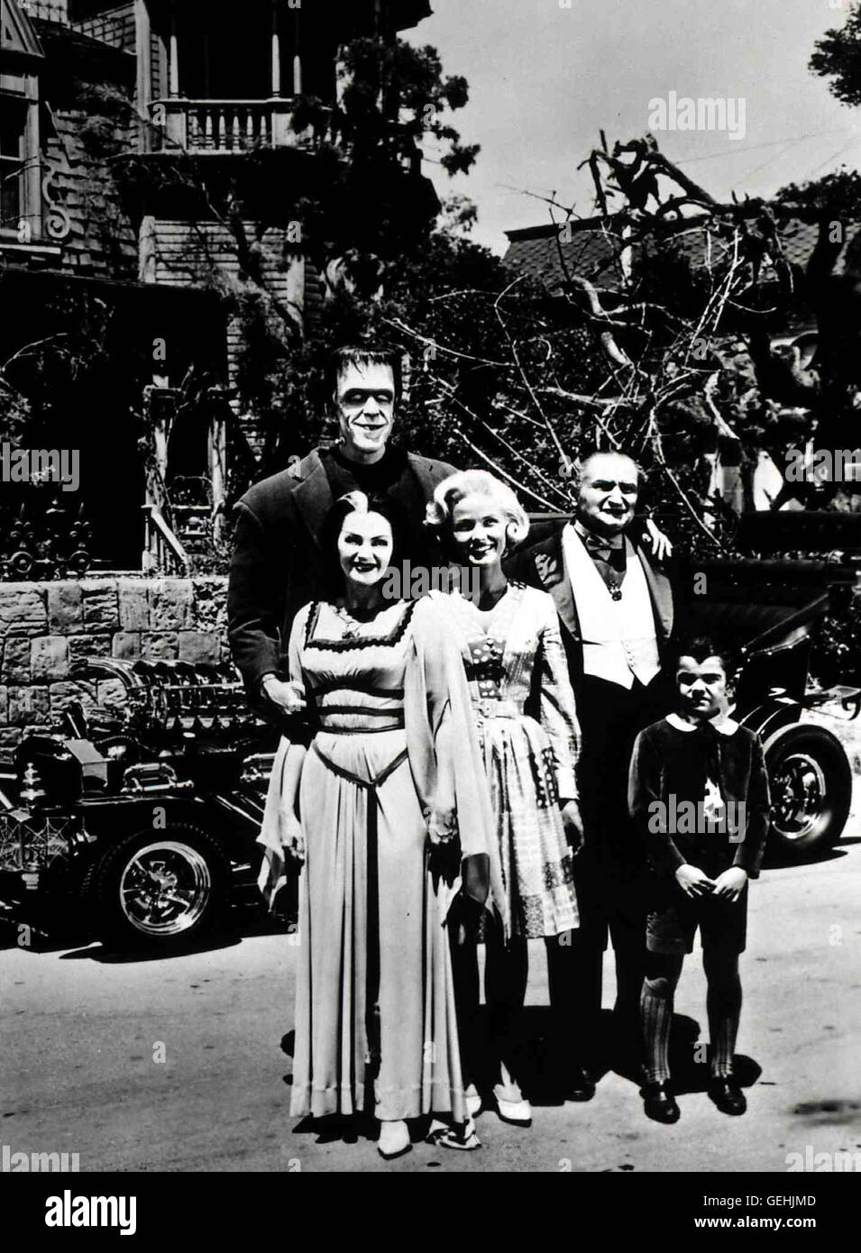 Herman Munster (Fred Gwynne), Lily Munster (Yvonne de Carlo), Marilyn Munster (Beverly Owen), Opa Munster (Al Lewis), Eddie Munster (Butch Patrick) *** Local Caption *** 1964, Munsters, The, The Munsters Stock Photo