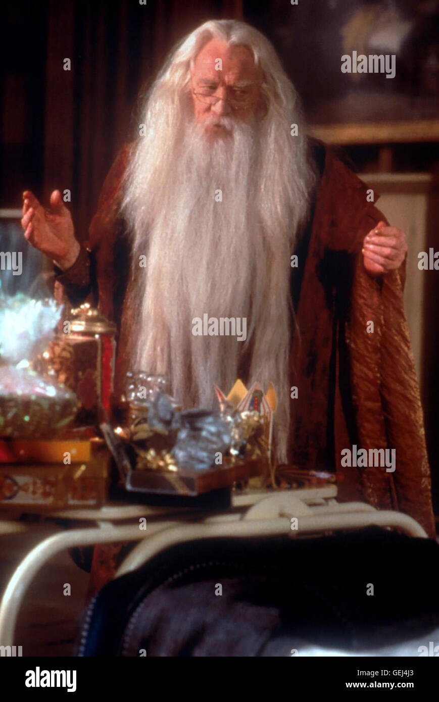 Richard Harris Schuldirektor Albus Dumbledore (Richard Harris) ist ein alter, weiser Zauberer mit langem weissem Bart. *** Local Caption *** 2001, Harry Potter And The Sorcerer's Stone, Harry Potter Und Der Stein Der Weisen Stock Photo