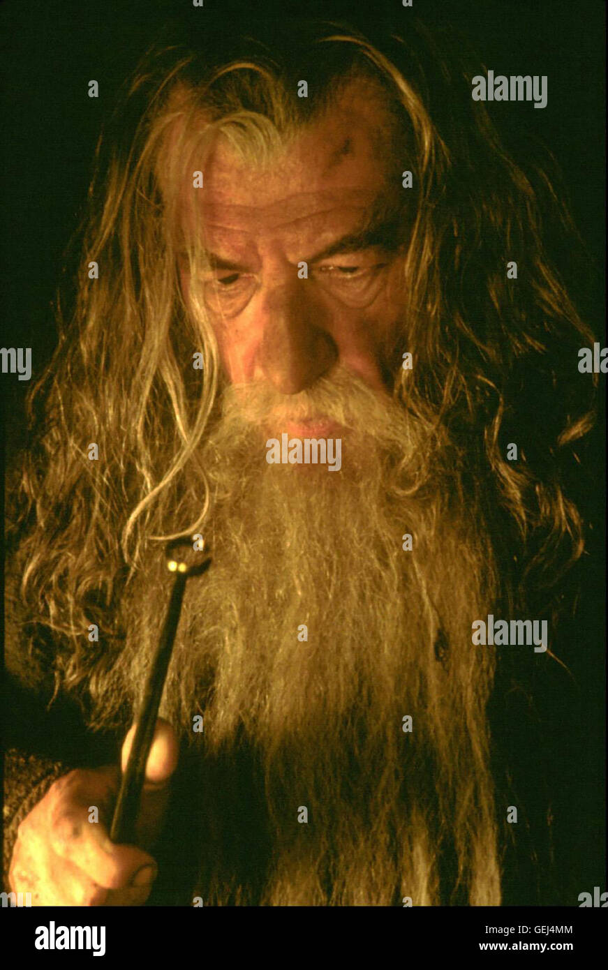 Ian McKellen Der Zauberer Gandalf (Ian McKellen)  *** Local Caption *** 2001, 2001, Film, Lord Of The Rings - The Fellowship Of The Ring, The, fantasy, Der Herr Der Ringe - Die Gefaehrten Stock Photo