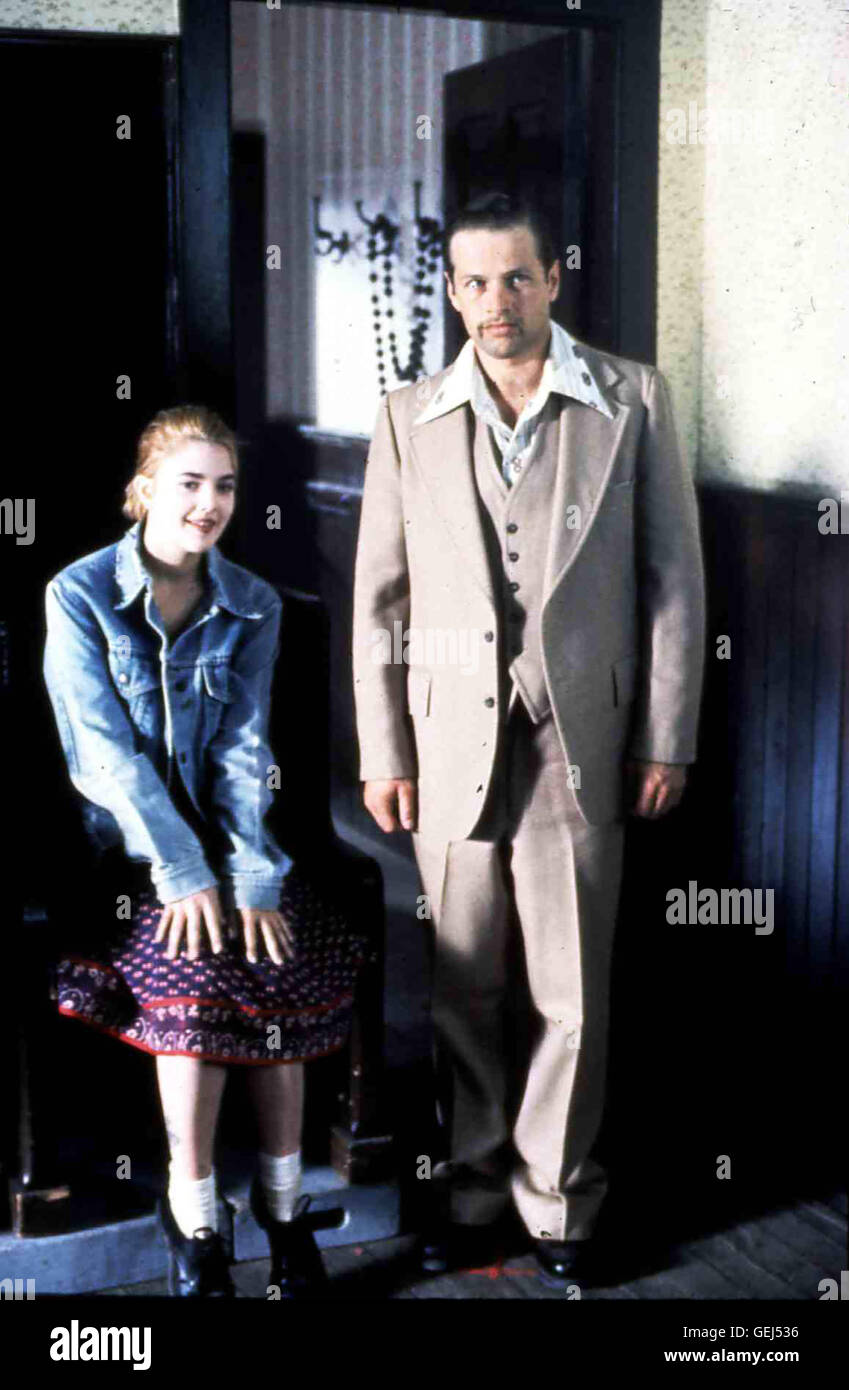 Anita (Drew Barrymore) und Rooney (Joe Dallesandro) in Szene.    *** Local Caption *** 1992, Guncrazy, Guncrazy - Junge Killer Stock Photo