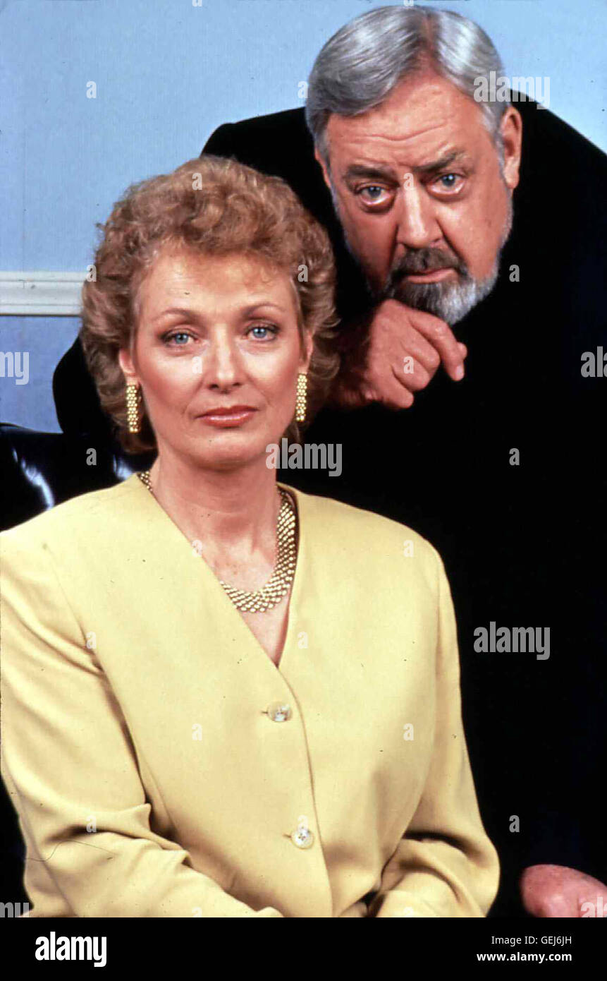 Diana Muldaur, Raymond Burr   Perry Mason (Raymond burr) ist von Lauren Jeffreys' (Diana Muldaur) Unschuld ueberzeugt. *** Local Caption *** 1991, Perry Mason: The Case Of The Fatal Fashi, Perry Mason Und Das Loch Im Alibi Stock Photo