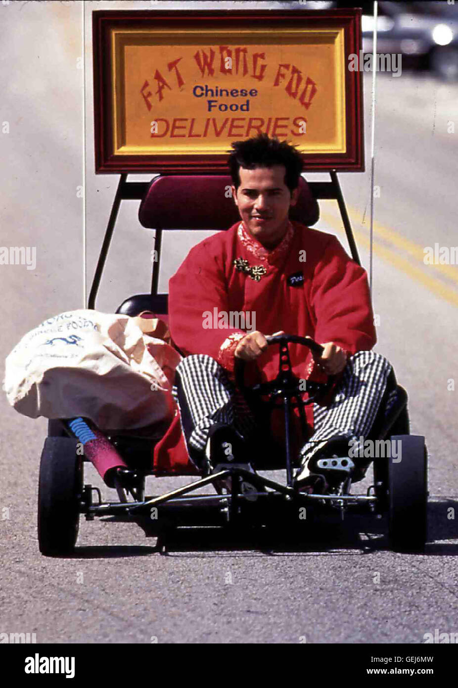 John Leguizamo    Doch die erste Freude von Pest (John Leguizamo) verfliegt schnell, als er auf Shanks Privatinsel 'Little Germany' von dem irren Deutschen als Wild erklärt und zur Jagd freigegeben wird. *** Local Caption *** 1996, Pest, The, The Pest - Jagd Auf Das Chamäleon Stock Photo