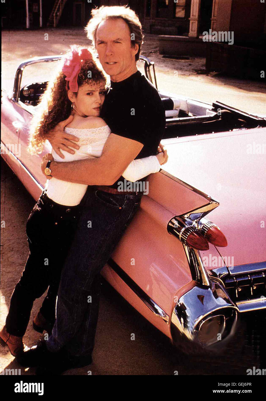 Bernadette Peters, Clint Eastwood Schnell begreift Tommy (Clint Eastwood),  dass Lou Ann (Bernadette Peters) unschuldig ist. *** Local Caption ***  1989, Pink Cadillac, Pink Cadillac Stock Photo - Alamy