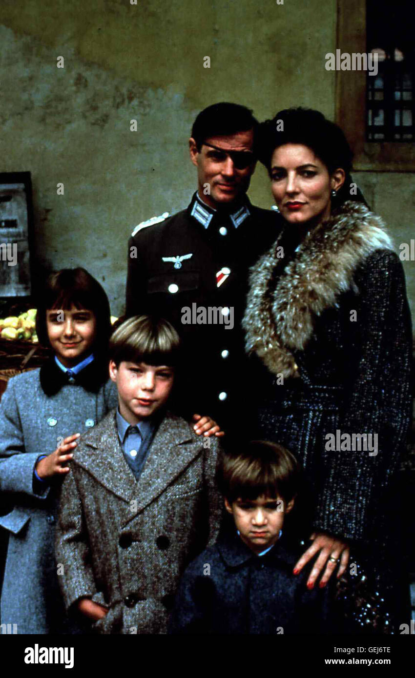 Brad Davis, Madolyn Smith-Osborne  General Claus Schenk Graf von Stauffenberg (Brad Davis), seine Frau Nina (Madolyn Smith-Osborne) und ihre Kinder. *** Local Caption *** 1990, Plot To Kill Hitler, The, Stauffenberg - Verschwoerung Gegen Hitler Stock Photo