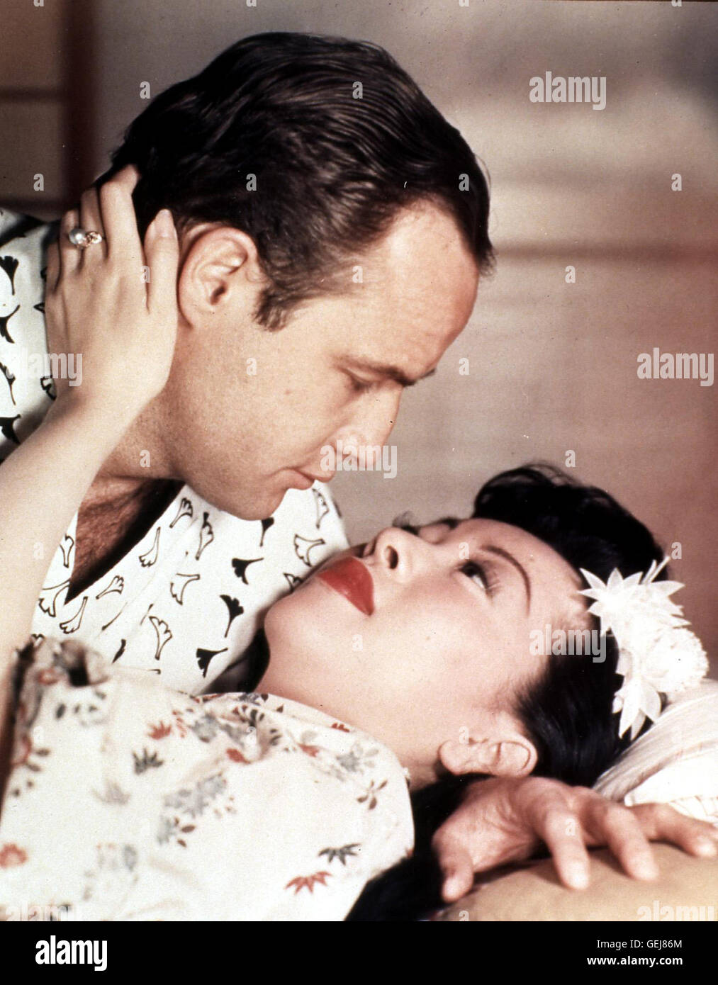 Gruver (Marlon Brando) und Hanaogi (Miiko Taka) *** Local Caption *** 1957, 1950er, 1950s, Film, Japanerin, Japanese, Paar, Sayonara, couple, Sayonara Stock Photo