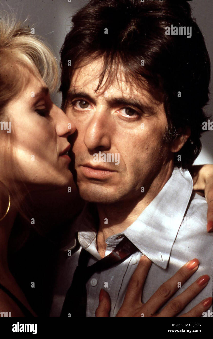 Ellen Barkin, Al Pacino Obwohl er sie verdaechtigt, verliebt sich Frank