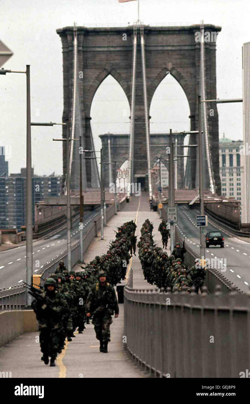 Soldaten marschieren ueber die Brooklyn Bruecke *** Local Caption *** 1998, Siege, The, Ausnahmezustand Stock Photo