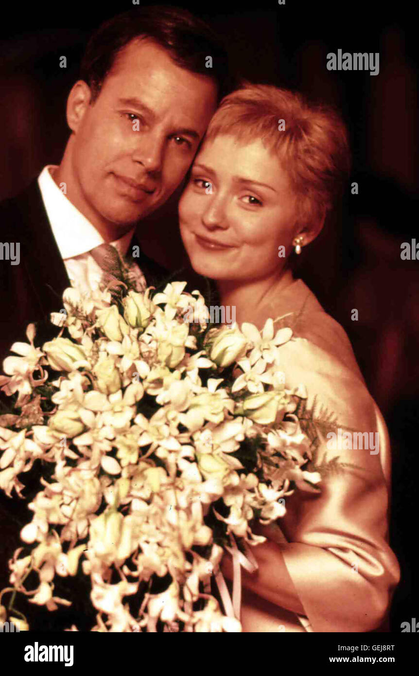 Philip Casnoff, Nina Siemaszko Frank Sinatra (Philip Casnoff) heiratet zum dritten Mal: Mia Farrow (Nina Siemaszko) gibt ihm ihr Ja-Wort. *** Local Caption *** 1992, Sinatra, Frank Sinatra - Der Weg An Die Spitze Stock Photo