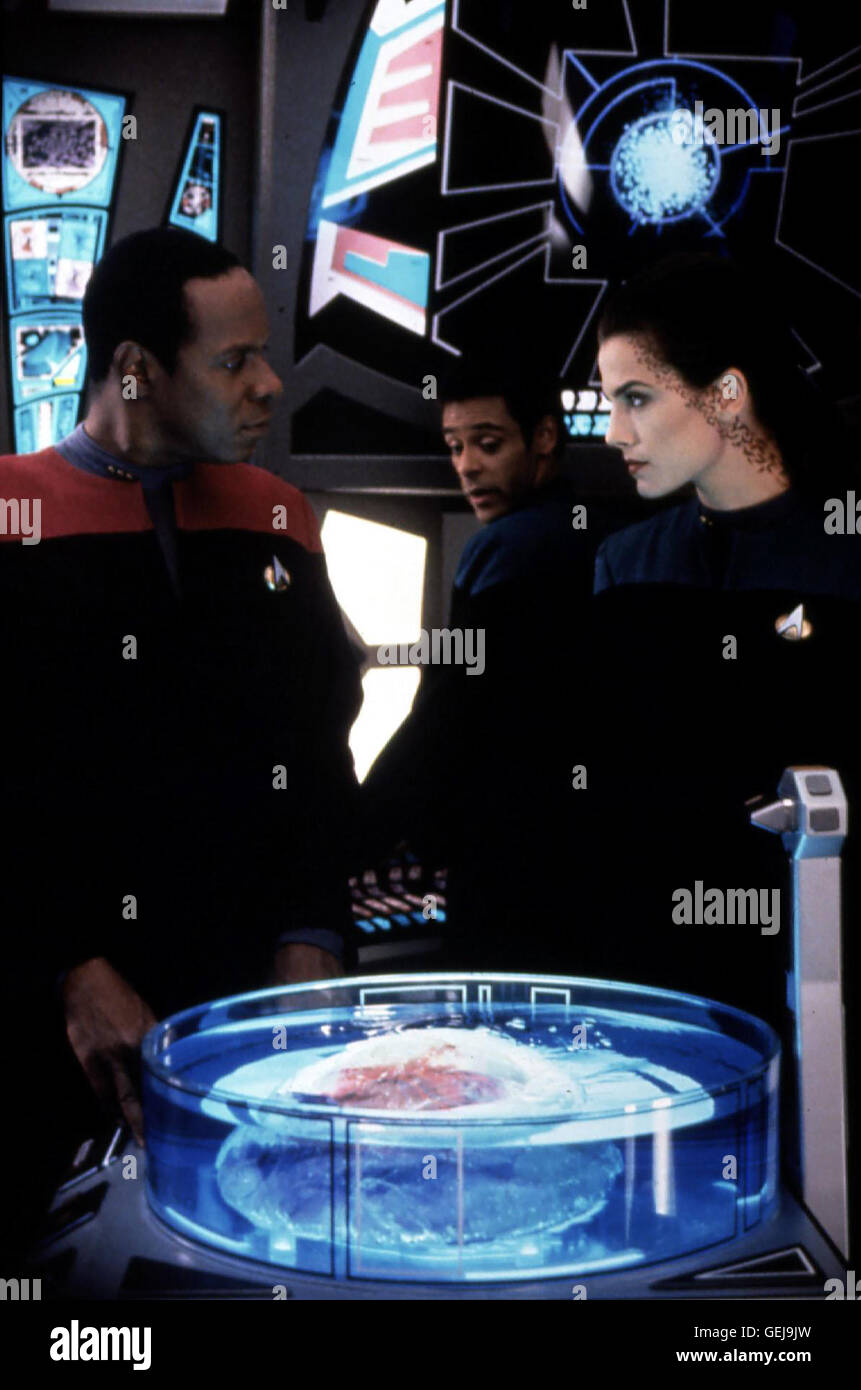 Com. Sisko (Avery Brooks, l), Lt. Jadzia Dax (Terry Farrell, r) *** Local Caption *** 1992, Star Trek: Deep Space Nine, Star Trek: Deep Space Nine Stock Photo