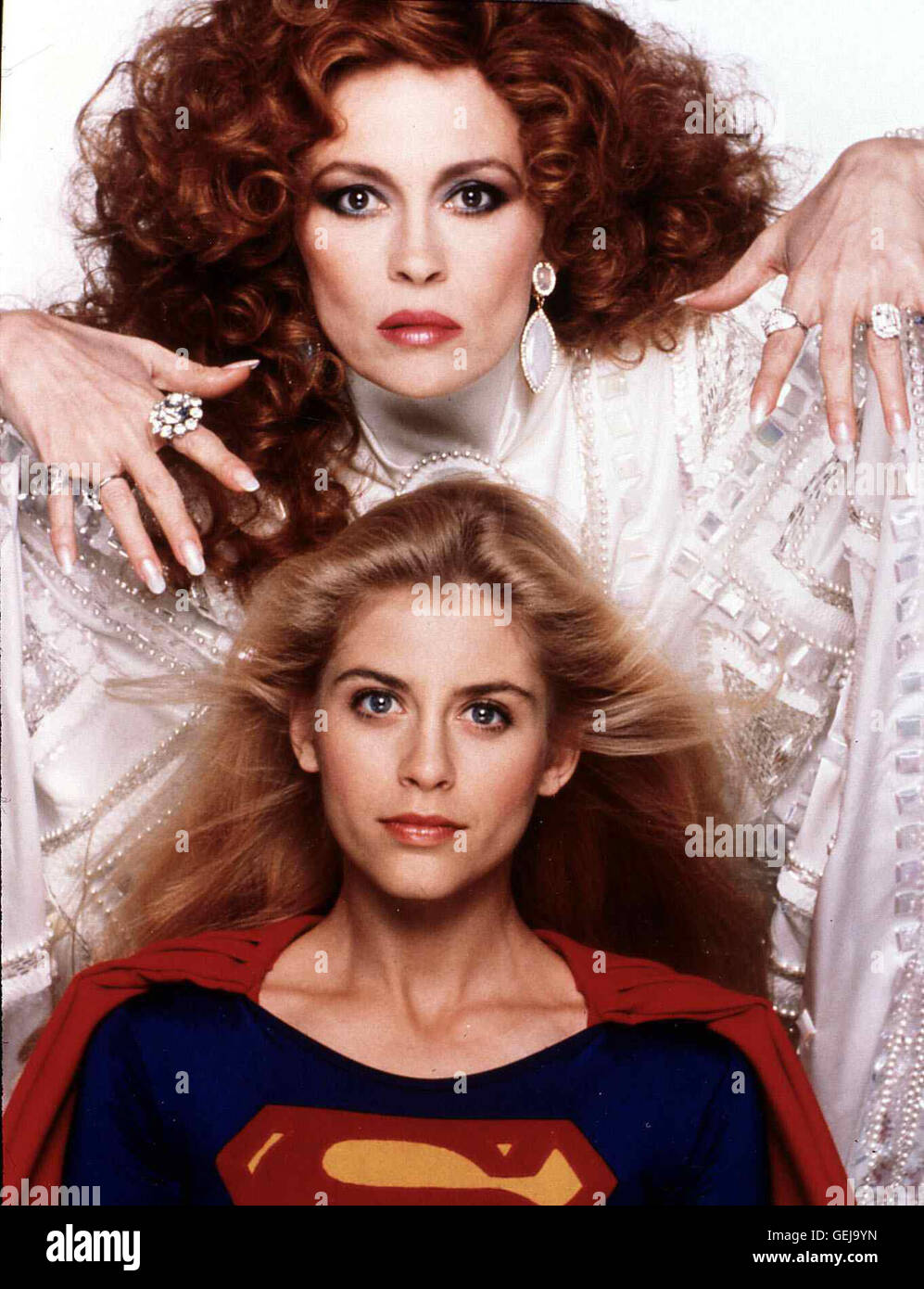 Helen Slater, Faye Dunaway   Die Hexe Selena (Faye Dunaway,oben) ist, wie Supergirl (Helen Slater) hinter der Kugel her. *** Local Caption *** 1984, Supergirl, Supergirl Stock Photo