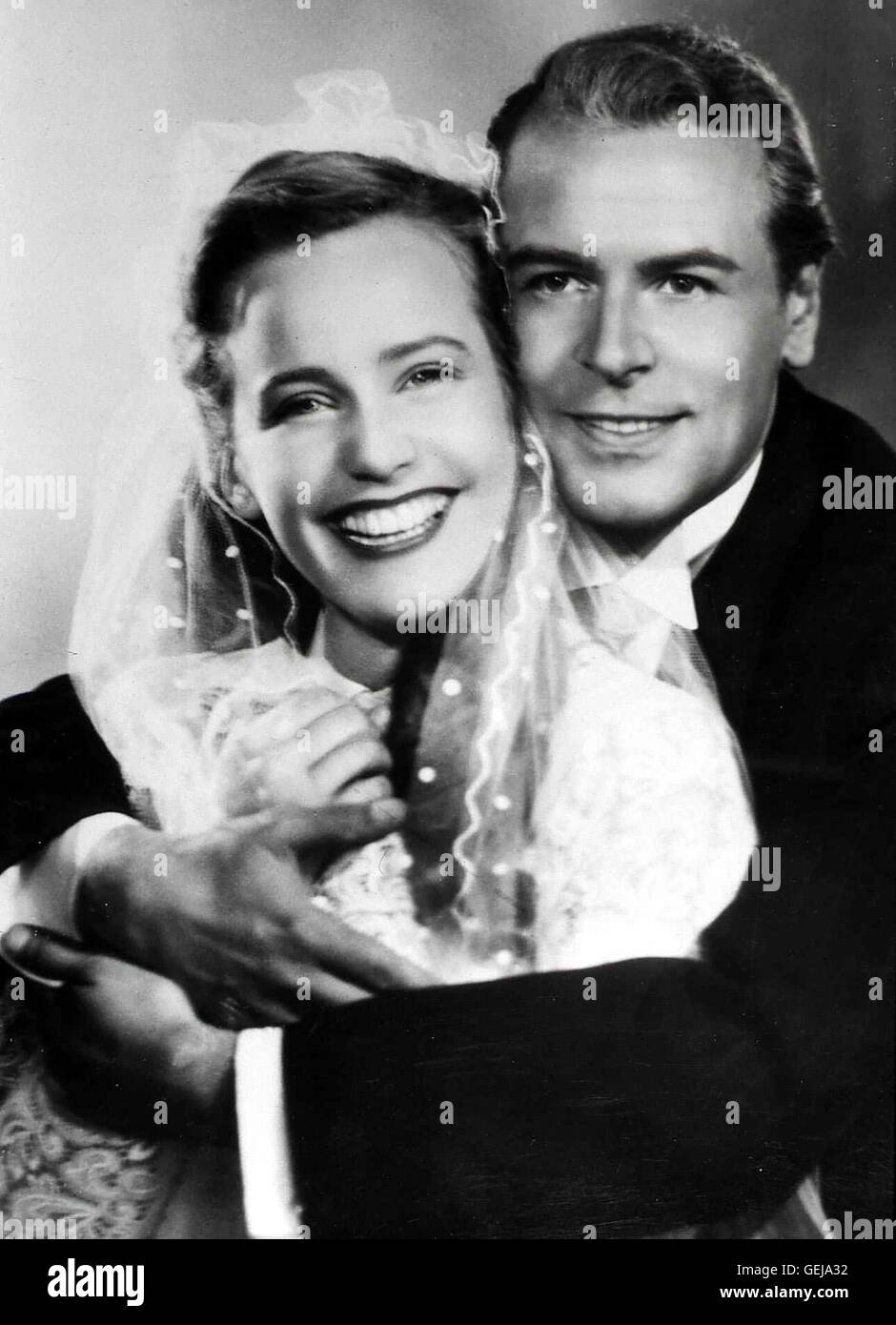 Maria Schell, O.W. Fischer   Nachdem sich das junge Paar Holzmann (Maria Schell, O.W. Fischer) wieder versoehnt hat, heiraten sie ein zweites Mal. *** Local Caption *** 1953, 1950er, Film, Paar, Tagebuch Einer Verliebten, Umarmung, Tagebuch Einer Verliebt Stock Photo