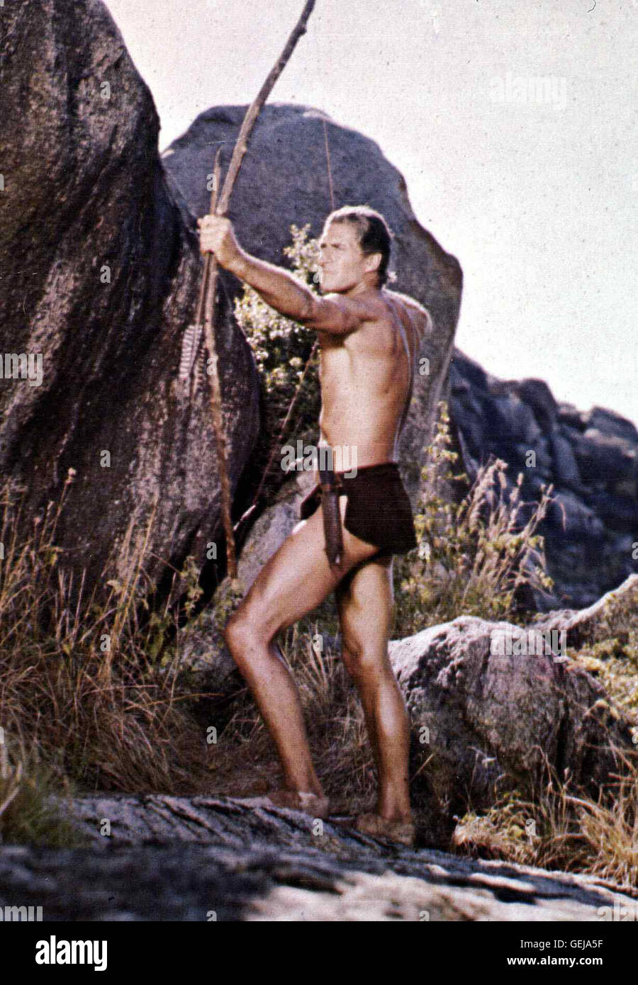 Jock Mahoney   Tarzan (Jock Mahoney) macht sich mit Pfeil und Bogen auf den weiten Weg nach Indien, um eine Elefantenherde zu retten. *** Local Caption *** 1962, Tarzan Goes To India, Tarzan Erobert Indien Stock Photo