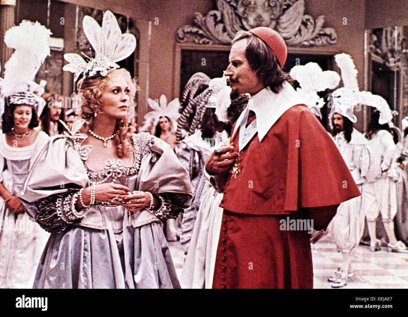 Faya Dunaway, Charlton Heston Mylady (Faye Dunaway) und Kardinal Richelieu  (Charlton Heston) intrigieren gegen die Koenigin. *** Local Caption ***  1974, Three Musketeers, The, Die Drei Musketiere Stock Photo - Alamy