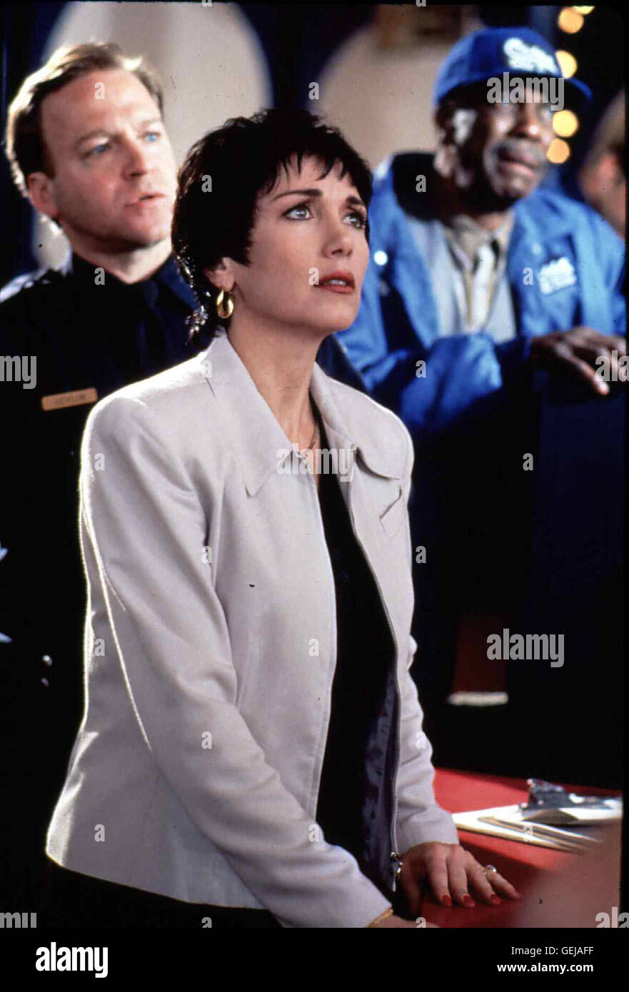 Stepfanie Kramer   Theresa Coulson (Stepfanie Kramer) will den Park verkaufen. Doch das moechte anscheinend jemand verhindern, denn ploetzlich treten an der Achterbahn technische Fehler auf. *** Local Caption *** 1996, Thrill, Achterbahn Des Schreckens Stock Photo