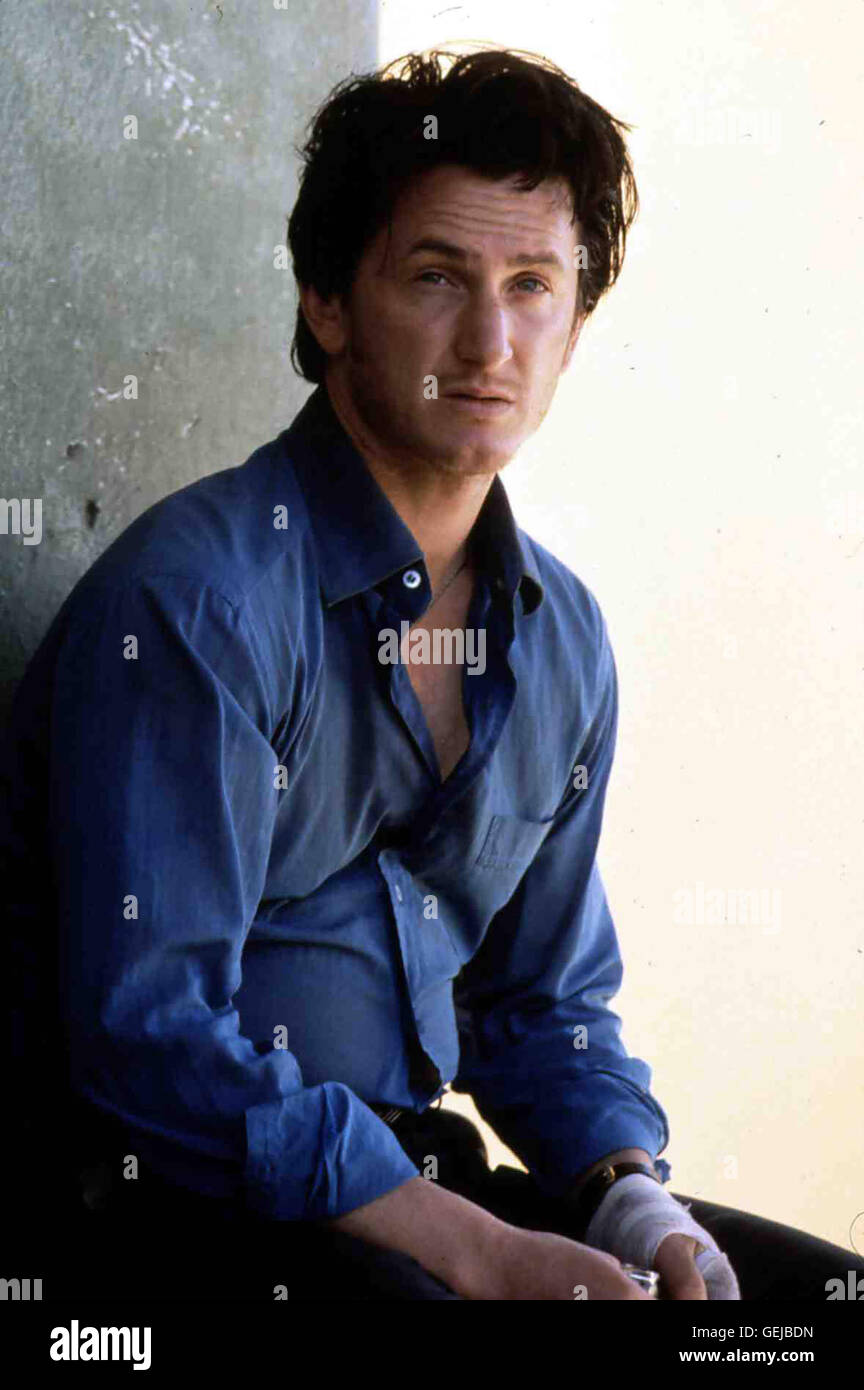 Sean Penn Bobby Cooper (Sean Penn) ist gerade mit 13.000 Dollar nach Las Vegas unterwegs, um seine Spielschulden zu bezahlen, als ihm eine Autopanne einen laengeren Aufenthalt in dem Wuestenkaff Superior beschert. *** Local Caption *** 1997, U-Turn, U-Tur Stock Photo