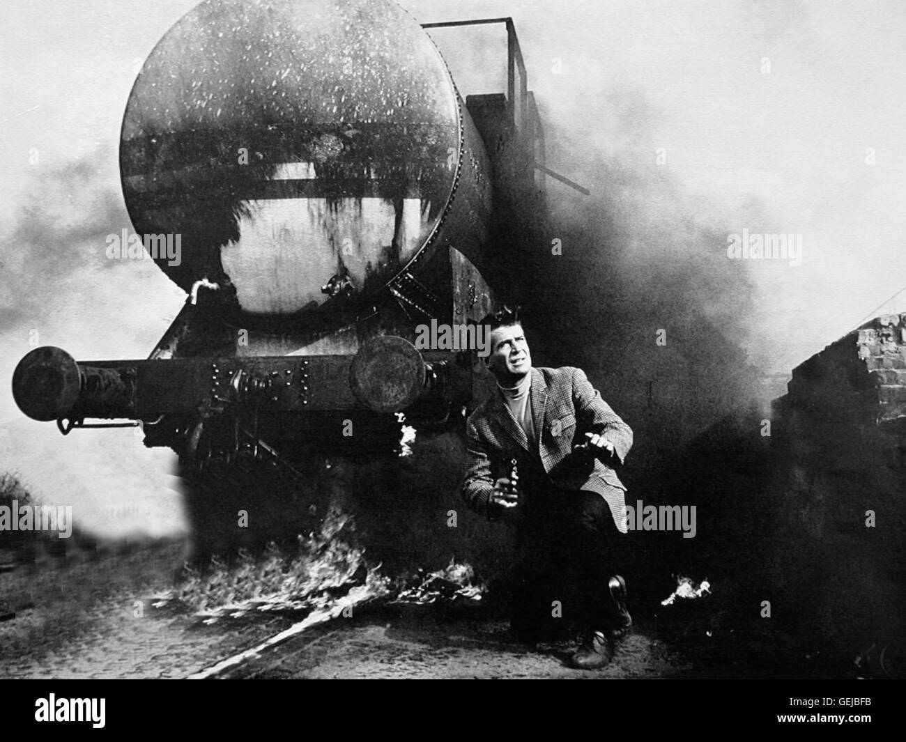 George Nader Jerry Cotton (George Nader) rettet sich aus einer explodierenden Lokomotive. *** Local Caption *** 1966, Un Cercueil De Diamants, Die Rechnung Eiskalt Serviert Stock Photo