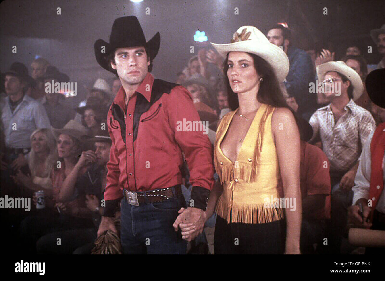 John Travolta, Debra Winger Bald lernt Bud (John Travolta) Sissy (Debra Winger) kennen und heiratet sie auf der Stelle. Doch das gemeinsame Glueck ist nur von kurzer Dauer.  *** Local Caption *** 1980, Urban Cowboy, Urban Cowboy Stock Photo
